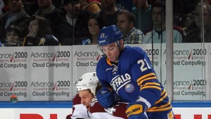 Drew Stafford dwukrotnie wpisywał się na listę strzelców