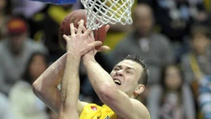Donatas Motiejunas (Asseco) w starciu z Marcinem Stefańskim (L) z Trefla Sopot fot: Adam Warżawa