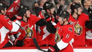 Daniel Alfredsson przyjmuje gratulacje od kolegów z Ottawa Senators