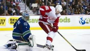 W akcji napastnik Detroit Tomas Holmstroem (z prawej).