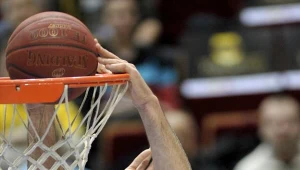 John Turek (L; Trefl) wsadza piłkę do kosza Turowa obok Dallasa Lauderdale fot: Adam Warżawa