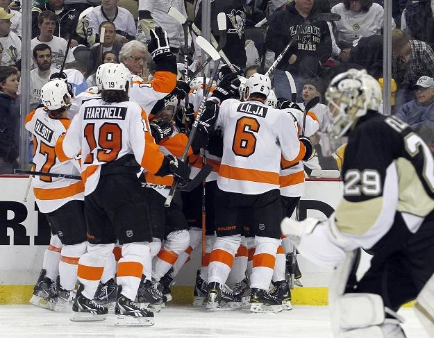 Hokeiści  Philadelphii Flyers fetują zwycięstwo w Pittsburghu.