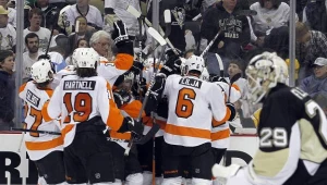 Hokeiści  Philadelphii Flyers fetują zwycięstwo w Pittsburghu.