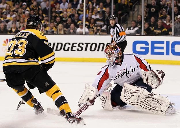 Chris Kelly (z lewej) zdobył zwycięskiego gola w meczu z Washington Capitals