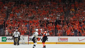 Craig Adams (biały strój)