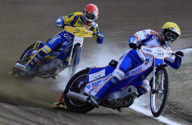 Tomasz Gollob (czerwony kask) za plecami Grzegorza Walaska Fot. Lech Muszyński