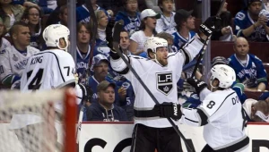 Jarret Stoll (w środku) strzelił decydującego gola w dogrywce