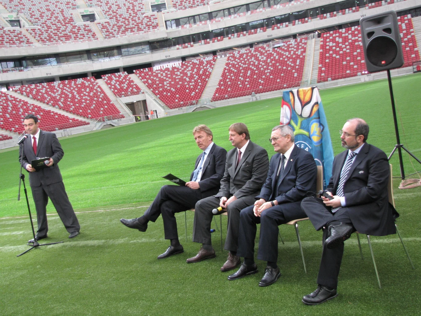 Bilety na Euro 2012 zaprezentowano na Stadionie Narodowym, gdzie odbędzie się inauguracyjny mecz mistrzostw świata. 