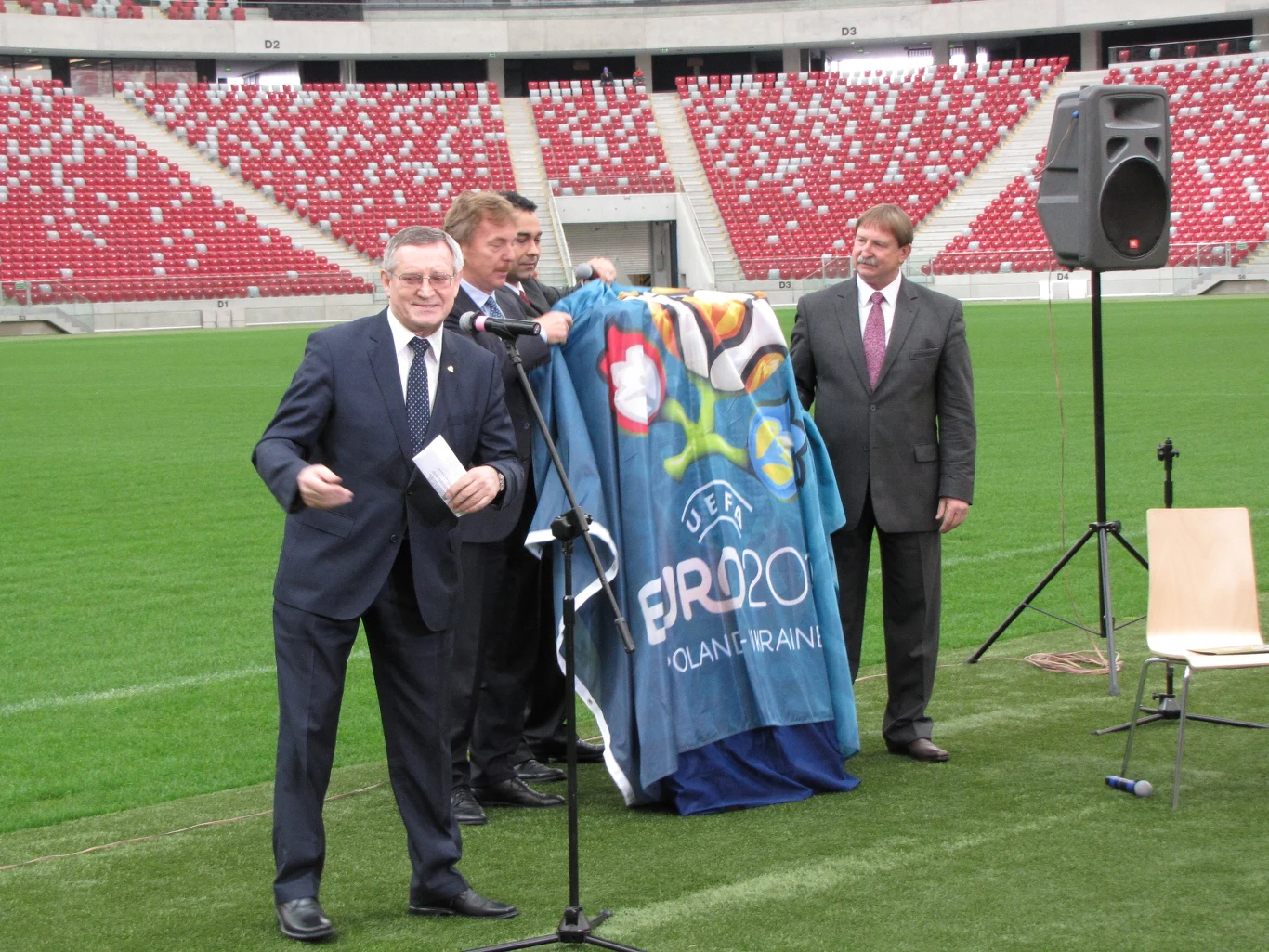 Bilety na Euro 2012 zaprezentowano na Stadionie Narodowym, gdzie odbędzie się inauguracyjny mecz mistrzostw świata. 