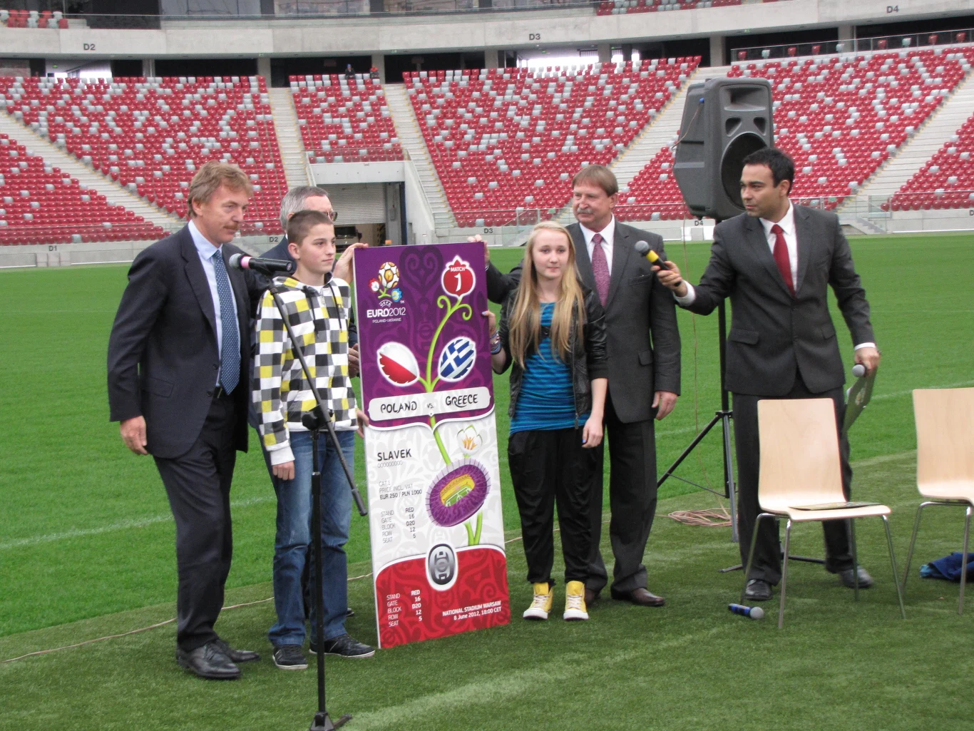 Bilety na Euro 2012 zaprezentowano na Stadionie Narodowym, gdzie odbędzie się inauguracyjny mecz mistrzostw świata. 
