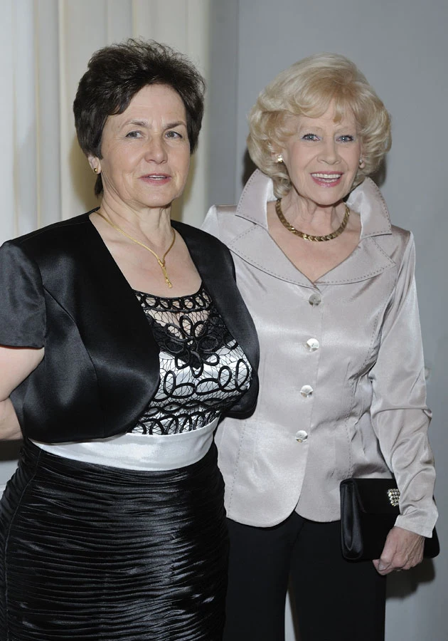 Na warszawskich salonach Danuta Wałęsa chętnie pozuje do zdjęć z gwiazdami. Tu z Krystyną Loską. Na warszawskich salonach Danuta Wałęsa chętnie pozuje do zdjęć z gwiazdami. Tu z Krystyną Loską.