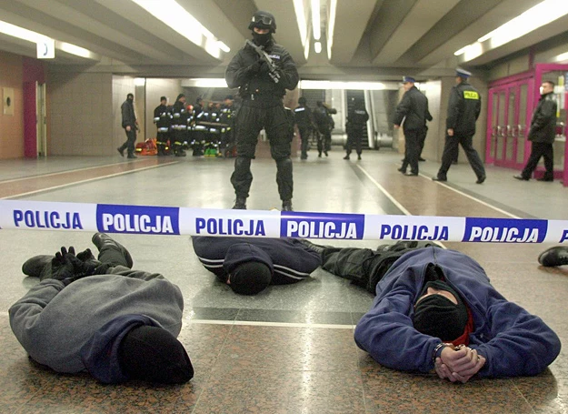 Ćwiczenia policyjnych oddziałów antyterrorystycznych w warszawskim metrze