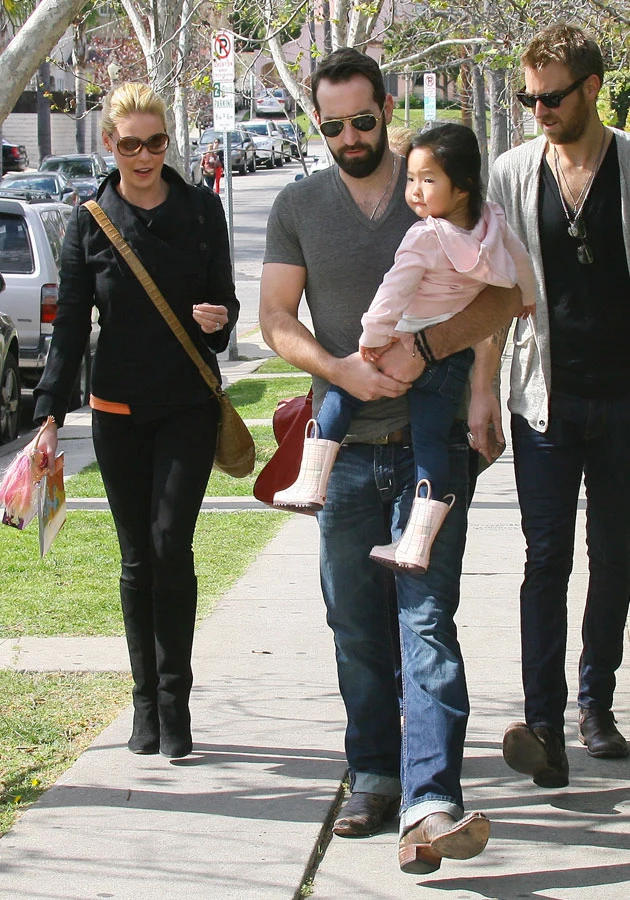 Josh Kelley uwielbia opiekować się Naleigh. Josh Kelley uwielbia opiekować się Naleigh.