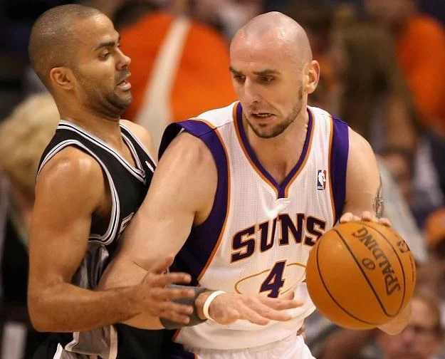 Marcin Gortat w walce z Tonym Parkerem z San Antonio Spurs Marcin Gortat w walce z Tonym Parkerem z San Antonio Spurs