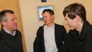 Adam Małysz (w środku), z prawej Kamil Stoch, z lewej trener Jan Szturc/fot. Jacek Bednarczyk