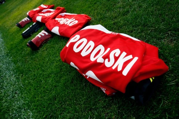 Dostał koszulkę z numerem 10, a trener od Podolskiego zaczyna ustalanie składu