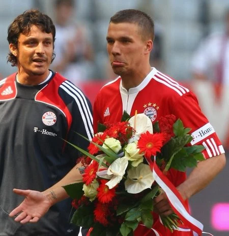 Bayern Monachium pożegnał Podolskiego kwiatami. "Poldi" nie był zachwycony tym prezentem.