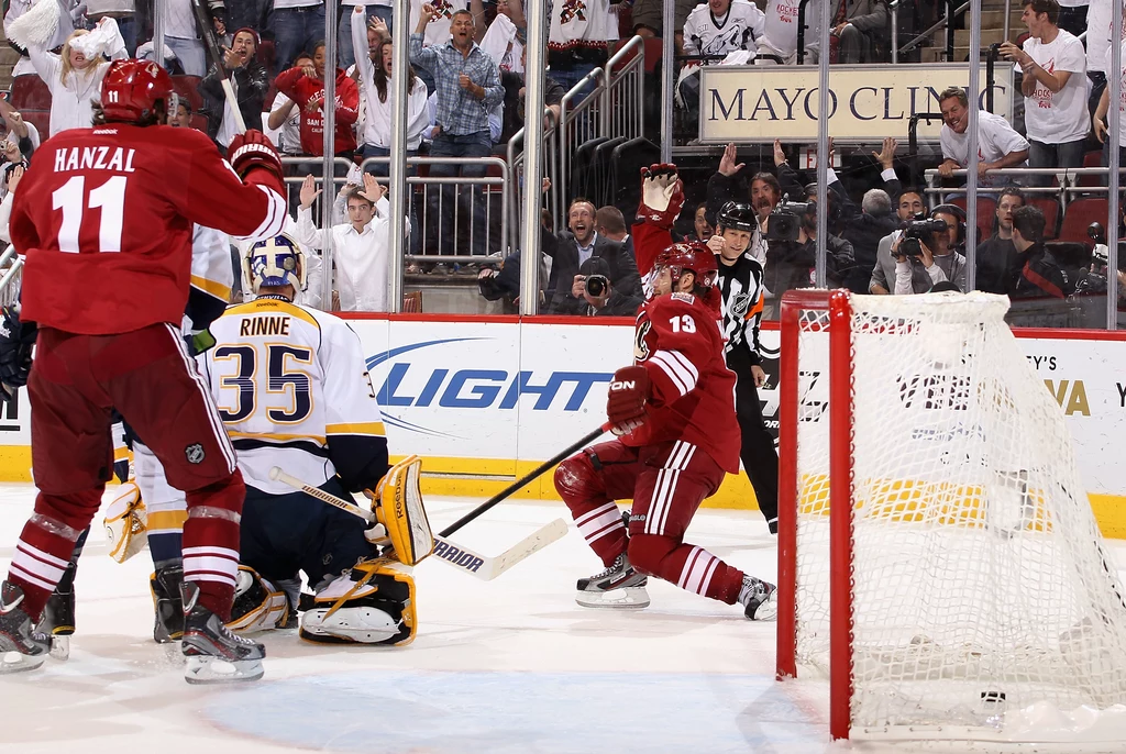 Ray Whitney (numer 13) świętuje strzelenie zwycięskiego gola