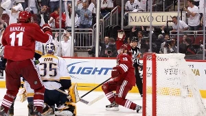 Ray Whitney (numer 13) świętuje strzelenie zwycięskiego gola