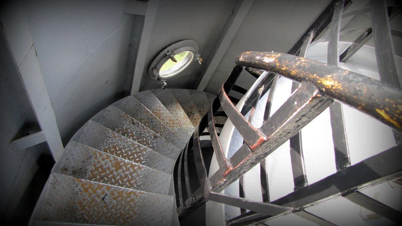 na szczyt latarni prowadzą kręte schody