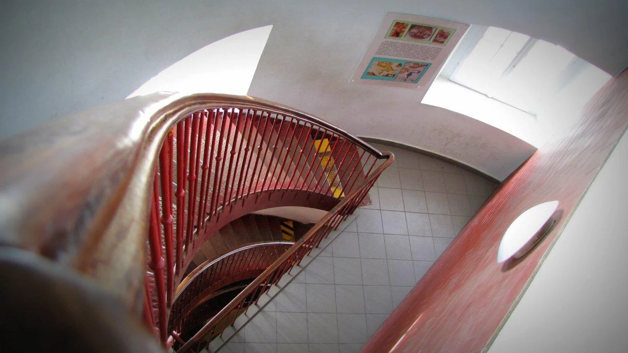 na szczyt latarni prowadzą kręte schody