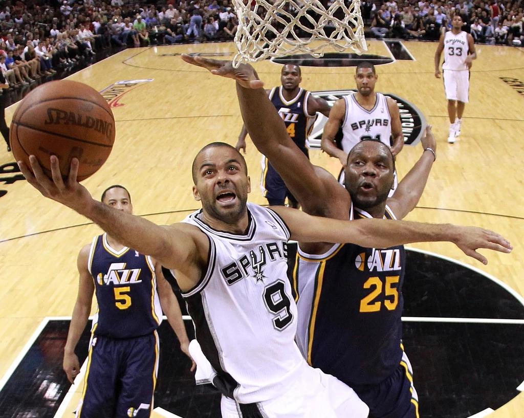 Tony Parker (z piłką) poprowadził Spurs do zwycięstwa nad Utah Jazz Tony Parker (z piłką) poprowadził Spurs do zwycięstwa nad Utah Jazz