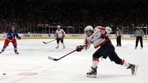 Aleksander Owieczkin strzela na bramkę New York Rangers