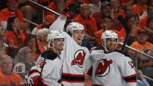 Adam Larsson (w środku) rozpoczął strzelanie dla Devils