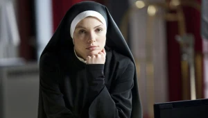 W Hotelu 52 zjawia się Anna (Karolina Gorczyca) – 30-letnia zakonnica, siostra Damiana Makowskiego (Krystian Kukułka)