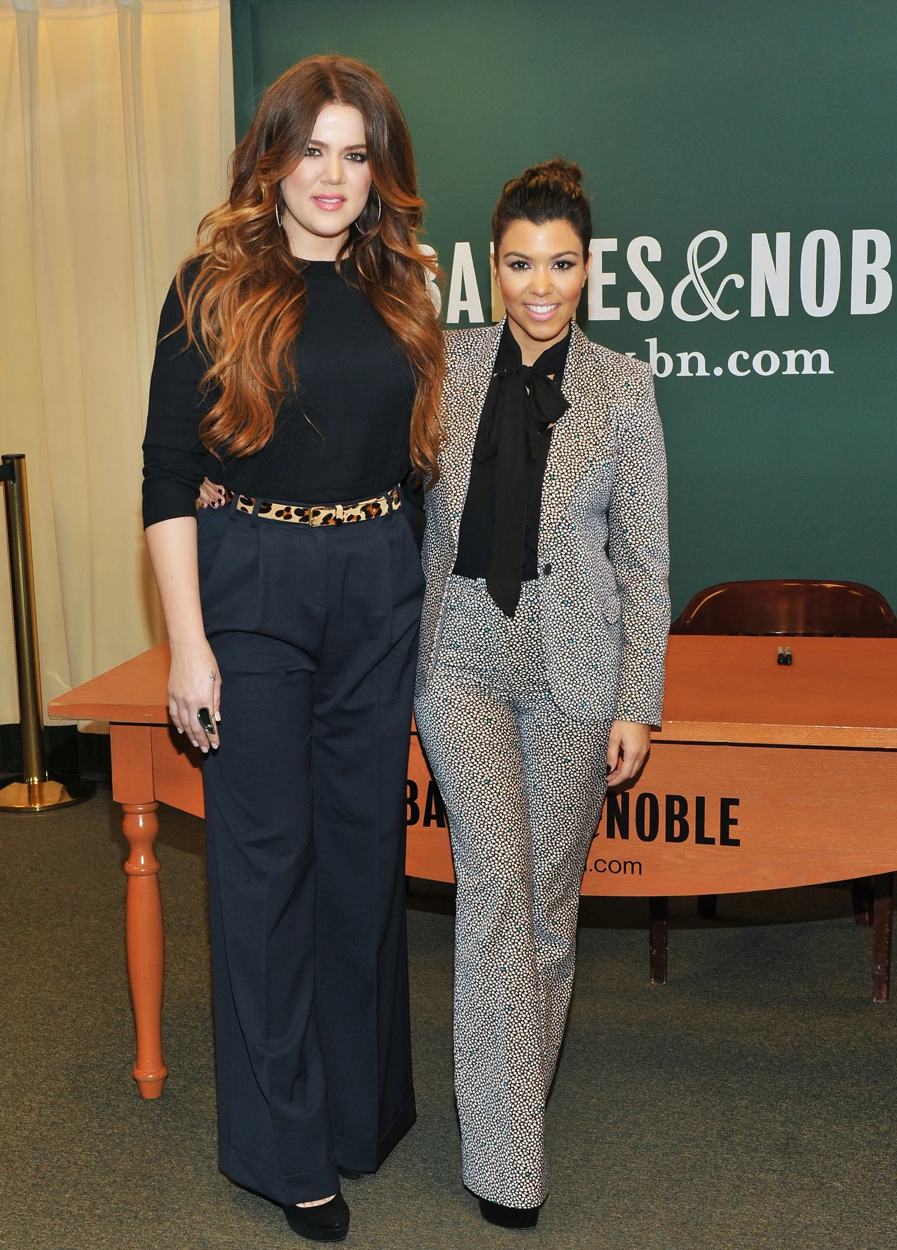 Khloe i Kim - różnica wzrostu jest ogromna... Khloe i Kim - różnica wzrostu jest ogromna...