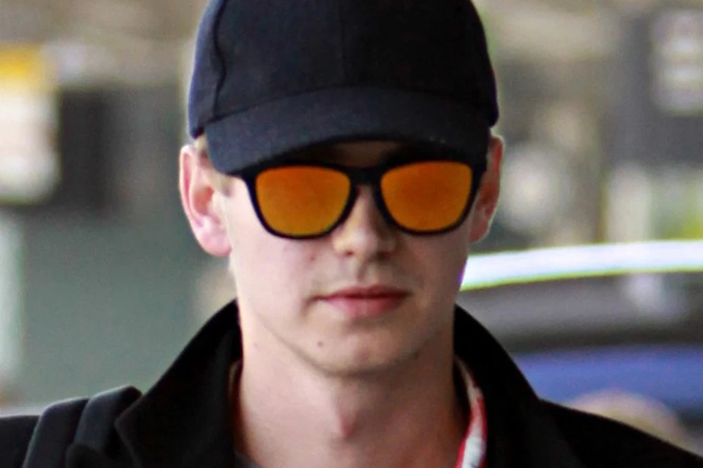 Hayden Christensen w okularach marki Oakley z kolorowymi szkłami