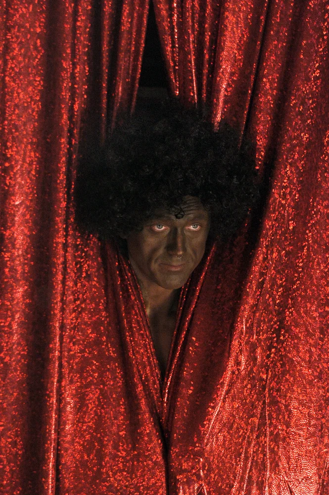 Wisienką na panieńskim torcie Anety okazał się taniec afro-erotyczny w wykonaniu barmana (Darek Karpiński, były mistrz Europy w kulturystyce). Chłopak w przebraniu dzikiego zwierza prężył swoją muskulaturę przed obliczem czterech, rozbawionych czarownic