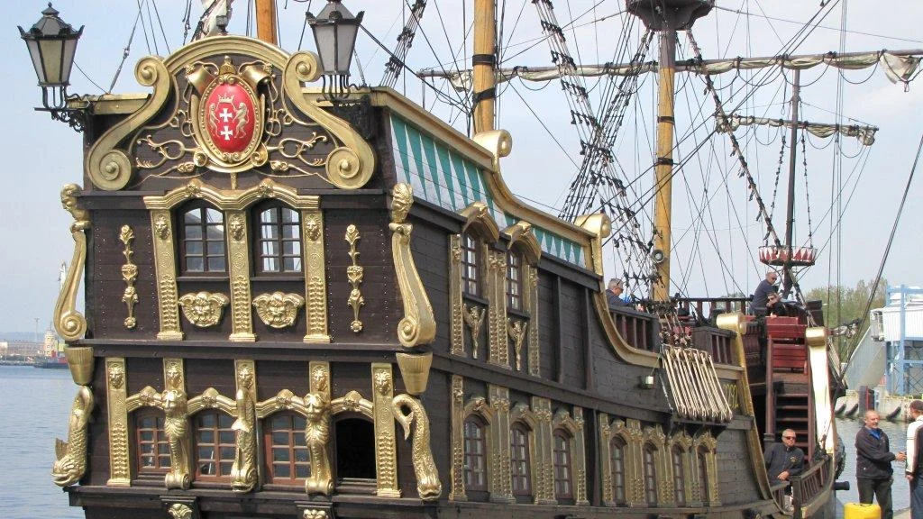 W inscenizacji wzięły udział trzy okręty stylizowane na galeony