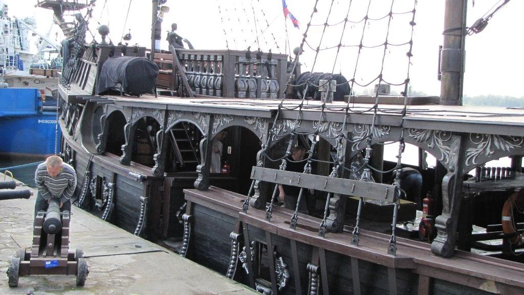 W inscenizacji wzięły udział trzy okręty stylizowane na galeony