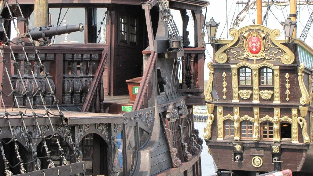 W inscenizacji wzięły udział trzy okręty stylizowane na galeony