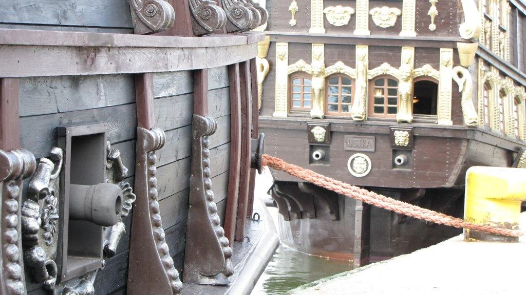 W inscenizacji wzięły udział trzy okręty stylizowane na galeony