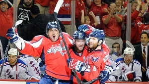 Aleksander Owieczkin (L) poprowadził Washington Capitals do zwycięstwa