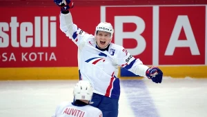 Nicolas Besch celebruje gola strzelonego dla Francji.