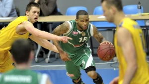 Walter Hodge (C) z Zastalu Zielona Góra blokowany przez Mateusza Ponitkę (L) z Asseco Prokomu