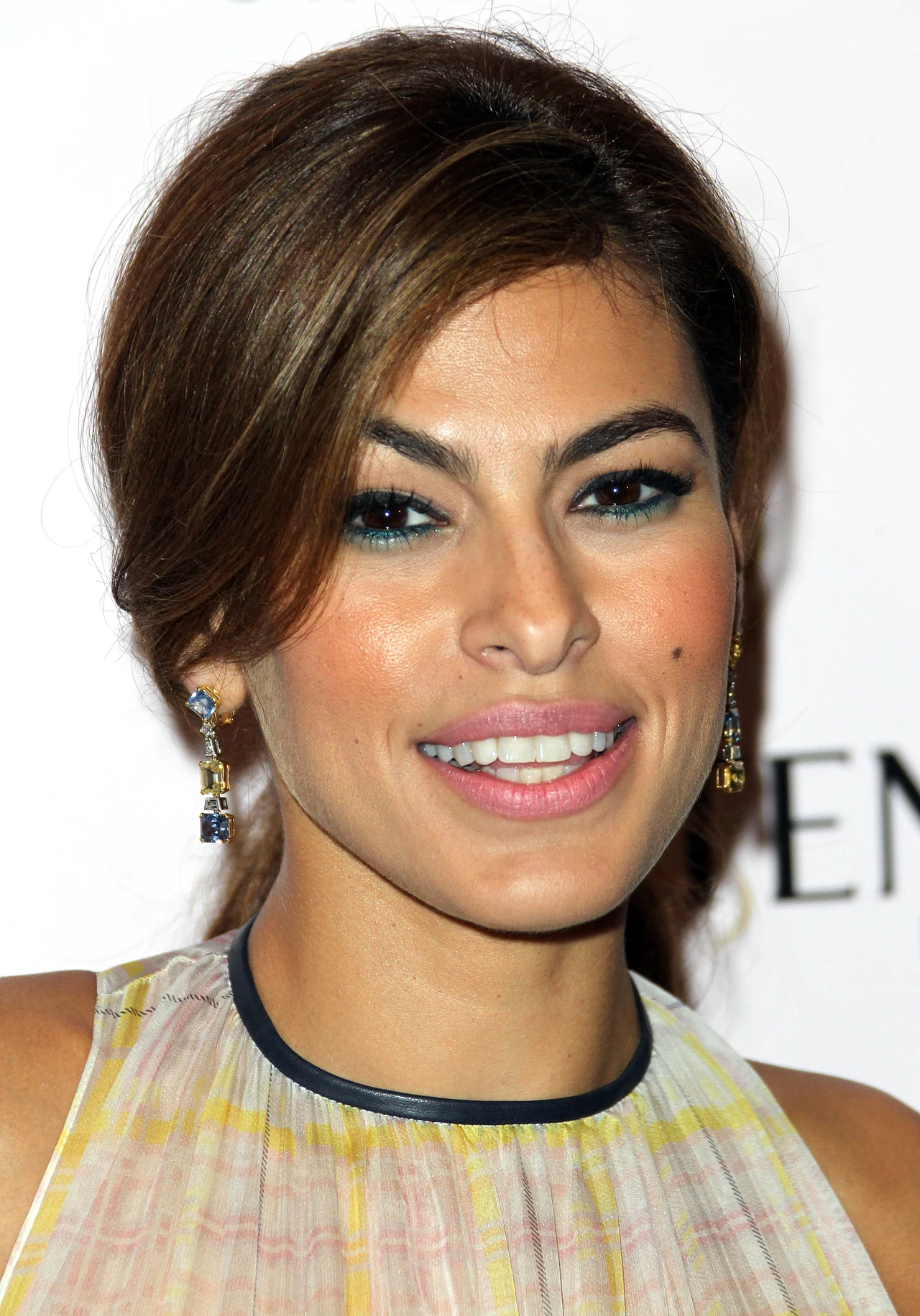 Eva Mendes w sukience, której krój dodał aktorce optycznie kilka kilogramów Eva Mendes w sukience, której krój dodał aktorce optycznie kilka kilogramów