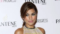 Eva Mendes w sukience, której krój dodał aktorce optycznie kilka kilogramów