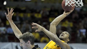 Koszykarz Trefla Sopot Jermaine Mallett (P) rzuca przed broniącym Danielem Kickertem (L) z PGE Turów Zgorzelec 