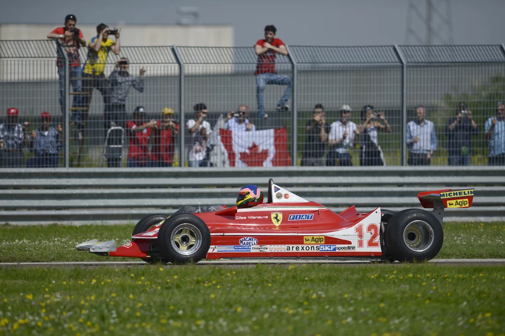 Jacques Villeneuve na torze w bazie Ferrari