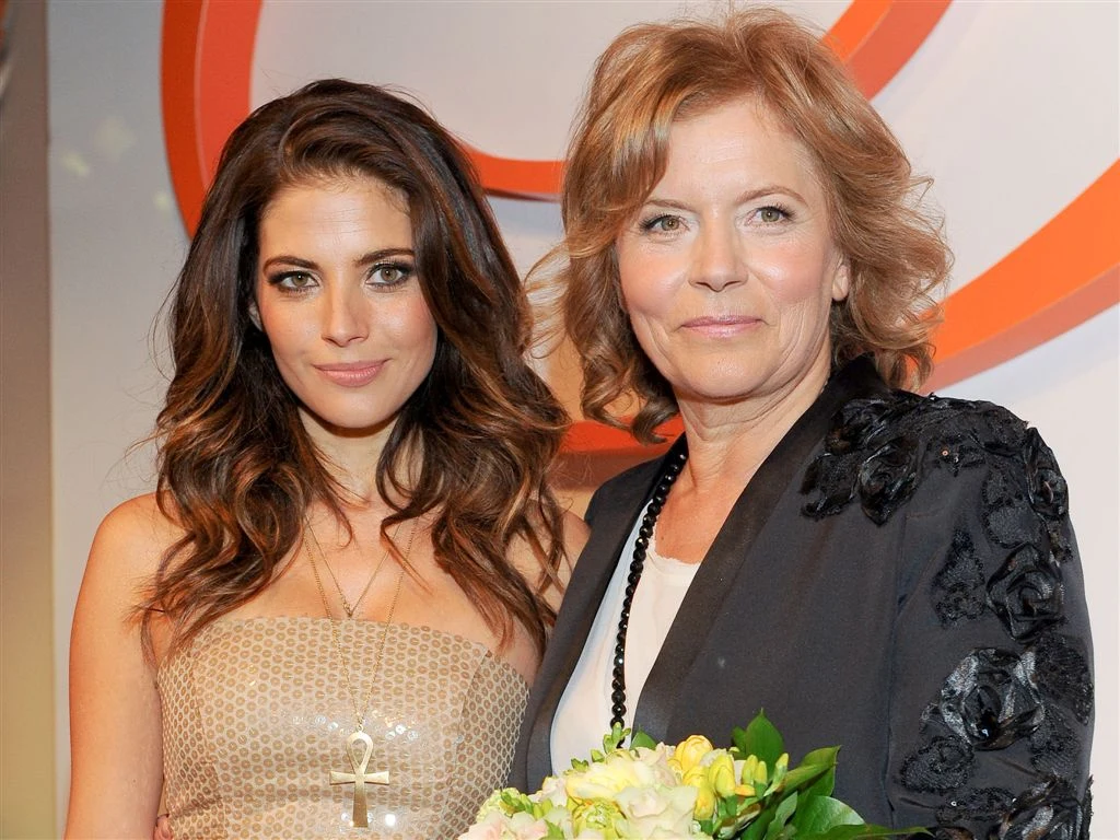 Plisowania, solejki, baskinki charakterystyczne dla najnowszej kolekcji Teresy Rosati wielkimi brawami nagrodziły wszystkie przybyłe na pokaz panie. Były wśród nich znane z seriali gwiazdy: spodziewająca się swojego pierwszego dziecka Marieta Żukowska, czyli Kaja Rusiłowicz z „Hotelu 52”, Maria Niklińska i Edyta Herbuś, czyli Agata Wilczyńska i Marta Orłowska z „Klanu”, Anna Wendzikowska, czyli Monika Ochman z „M jak miłość”, i Katarzyna Skrzynecka, czyli Irena Murawska z „Bulinerów”.