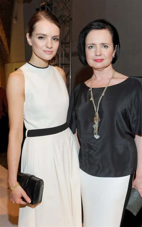 Plisowania, solejki, baskinki charakterystyczne dla najnowszej kolekcji Teresy Rosati wielkimi brawami nagrodziły wszystkie przybyłe na pokaz panie. Były wśród nich znane z seriali gwiazdy: spodziewająca się swojego pierwszego dziecka Marieta Żukowska, czyli Kaja Rusiłowicz z „Hotelu 52”, Maria Niklińska i Edyta Herbuś, czyli Agata Wilczyńska i Marta Orłowska z „Klanu”, Anna Wendzikowska, czyli Monika Ochman z „M jak miłość”, i Katarzyna Skrzynecka, czyli Irena Murawska z „Bulinerów”.