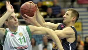 Piotr Szczotka (z prawej) w pojedynku z Urosem Mirkovicem