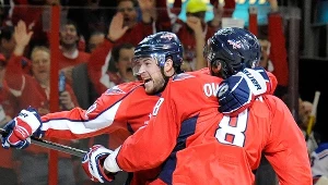 Mike Green i Aleksander Owieczkin cieszą się z gola