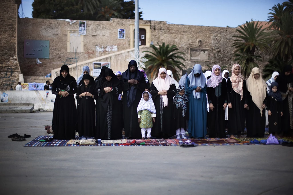 Libijskie kobiety podczas wspólnej modlitwy