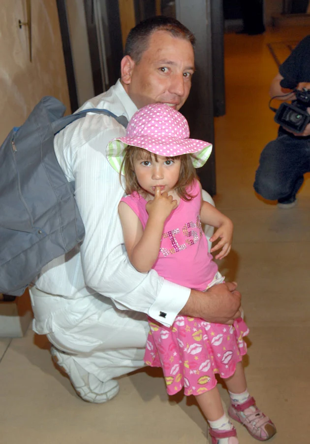 Mąż Agaty Mróz, Jacek Olszewski, z czteroletnią córką Lilką. Mąż Agaty Mróz, Jacek Olszewski, z czteroletnią córką Lilką.