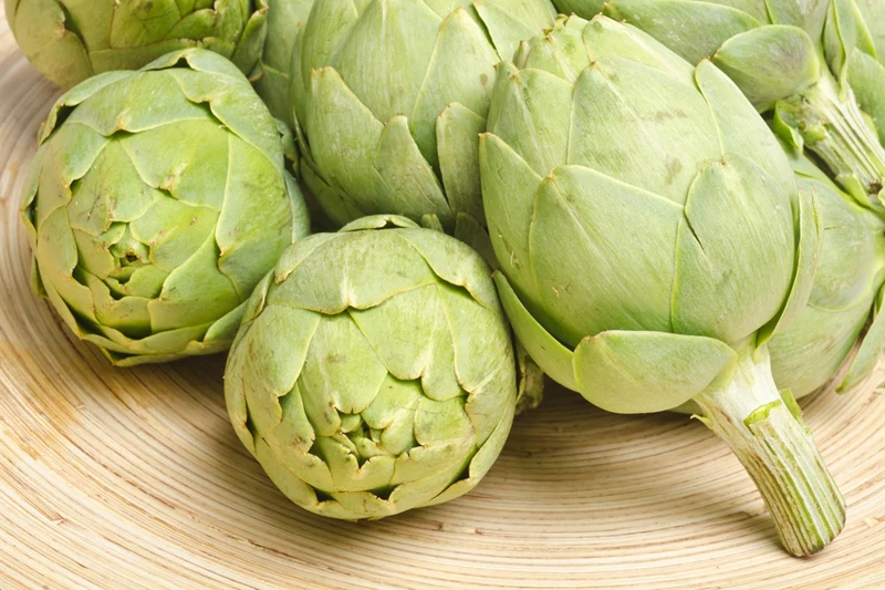 Karczochy po ugotowaniu zyskują lekko orzechowy smak, przez co sprawdzają się jako dodatek do wielu dań. Karczochy po ugotowaniu zyskują lekko orzechowy smak, przez co sprawdzają się jako dodatek do wielu dań.